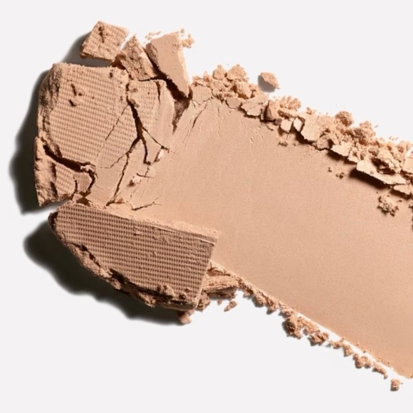 MAC ~ ‘MEDIUM’ Blot Powder Compact with Mirror ~ Full Size 12 g ~ NIB - Picture 3 of 16